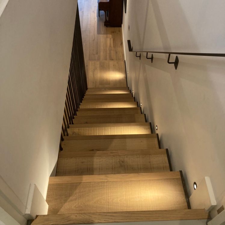 We picked up our attention to detail trough our experience in high end residentials across SW and W London, working with lighting designers, architects and main construction contractors.